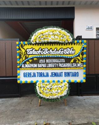 Papan Bunga Duka di Tayando Yamru